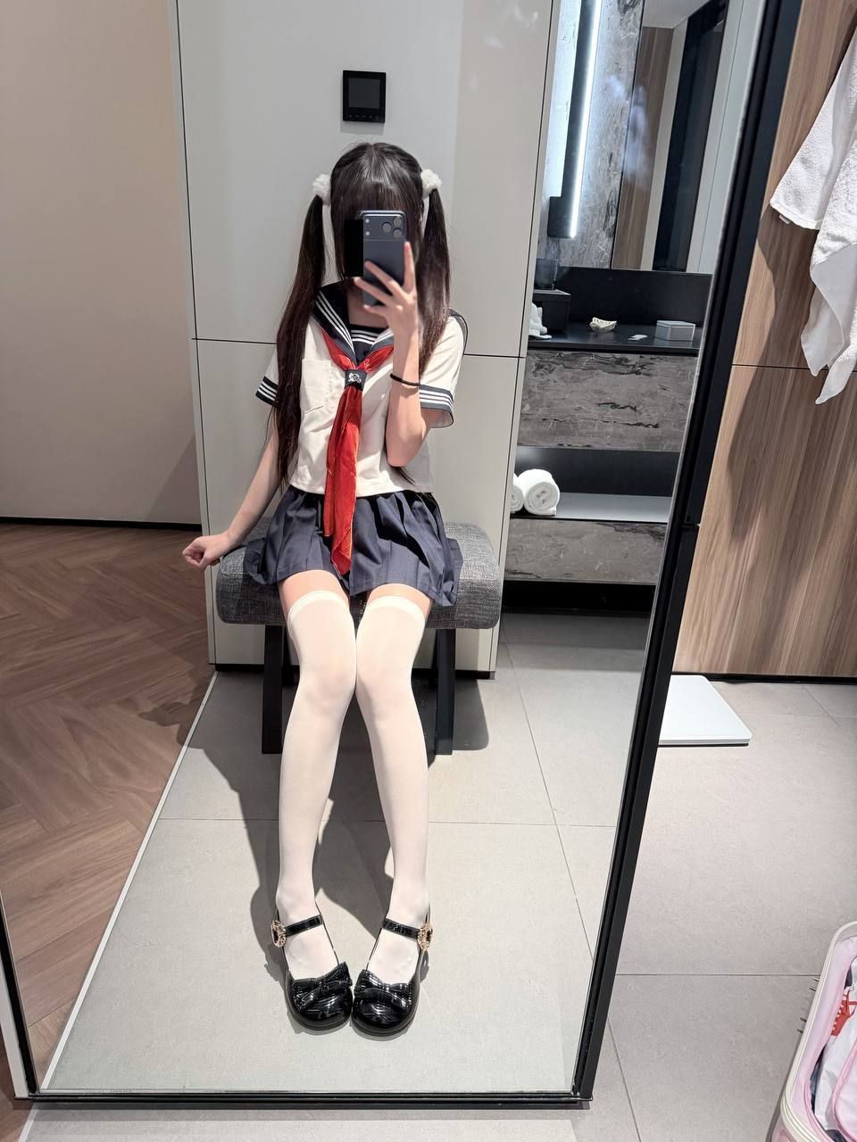 上下粉嫩双马尾萝莉微微